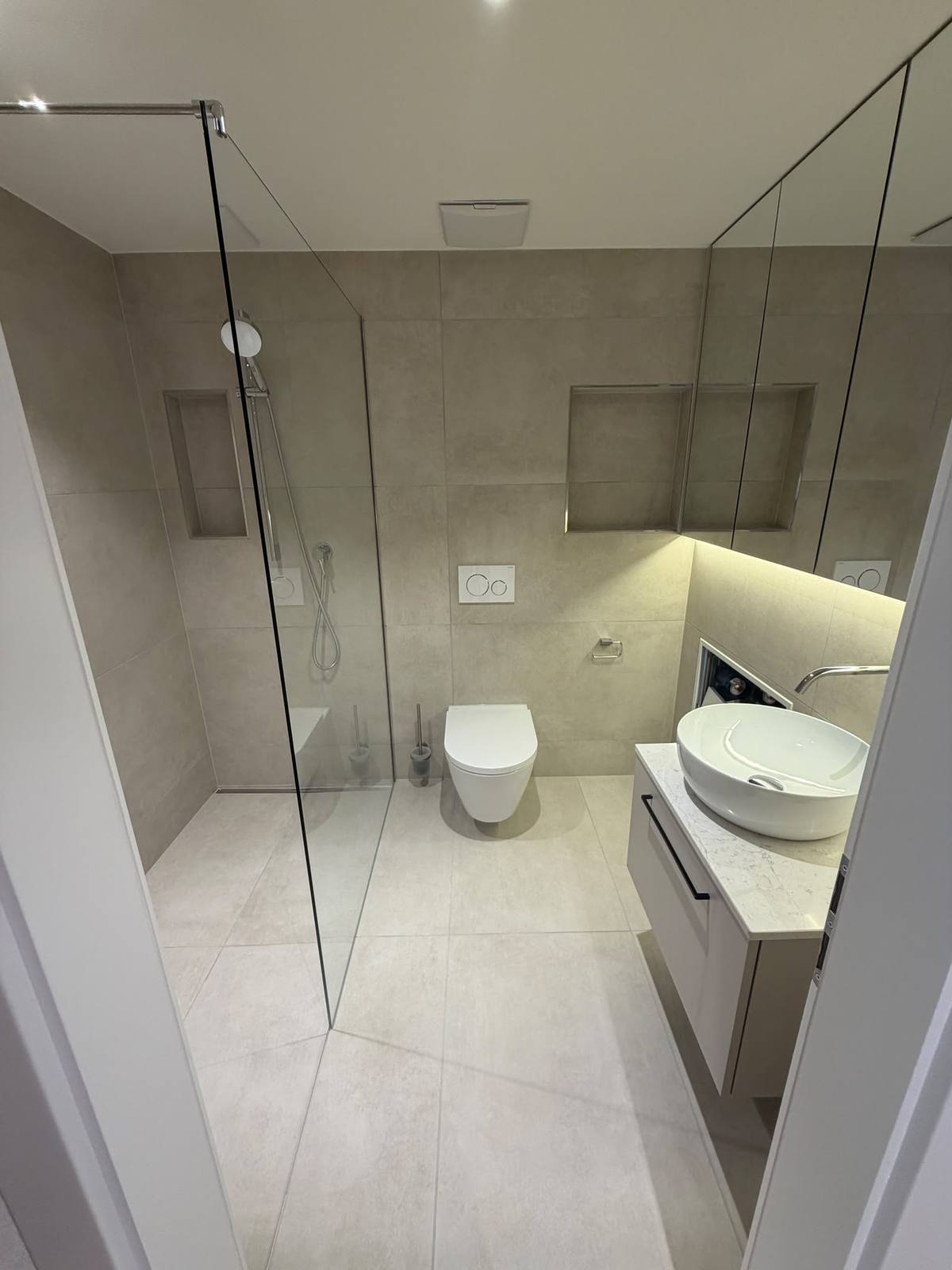 Badezimmer mit bodenebener Dusche nach der Reinigung