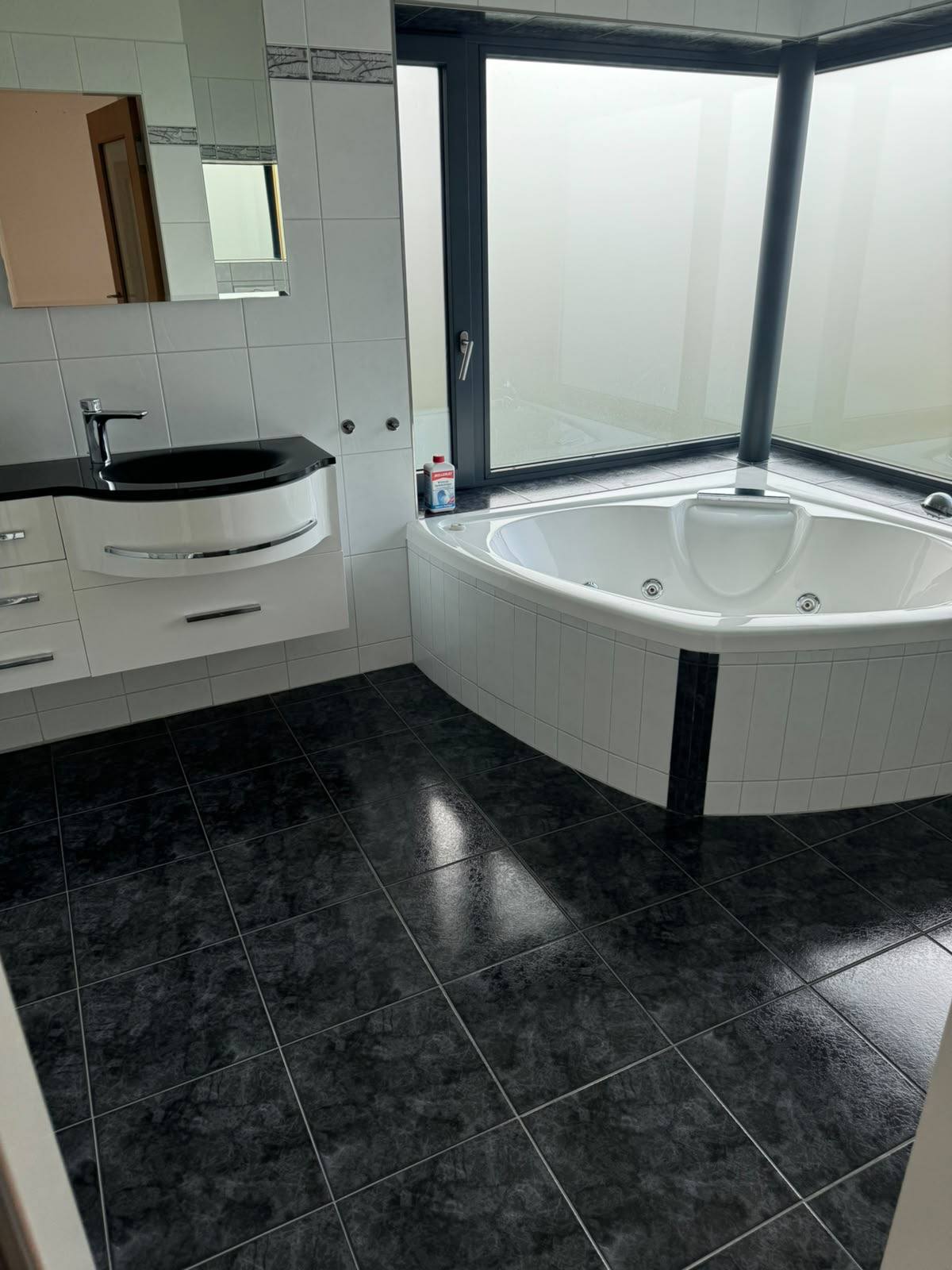 Badezimmer mit Eckbadewanne nach der Reinigung