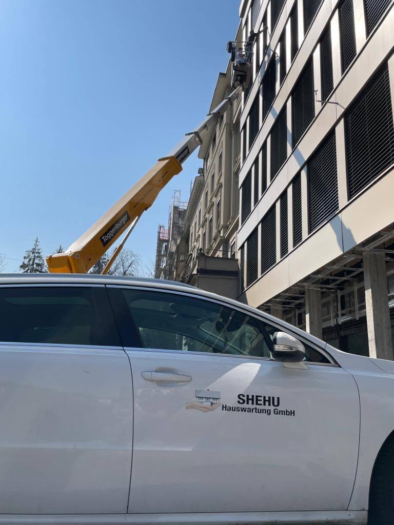 Hubsteiger im Einsatz an einer Geschäftsfassade