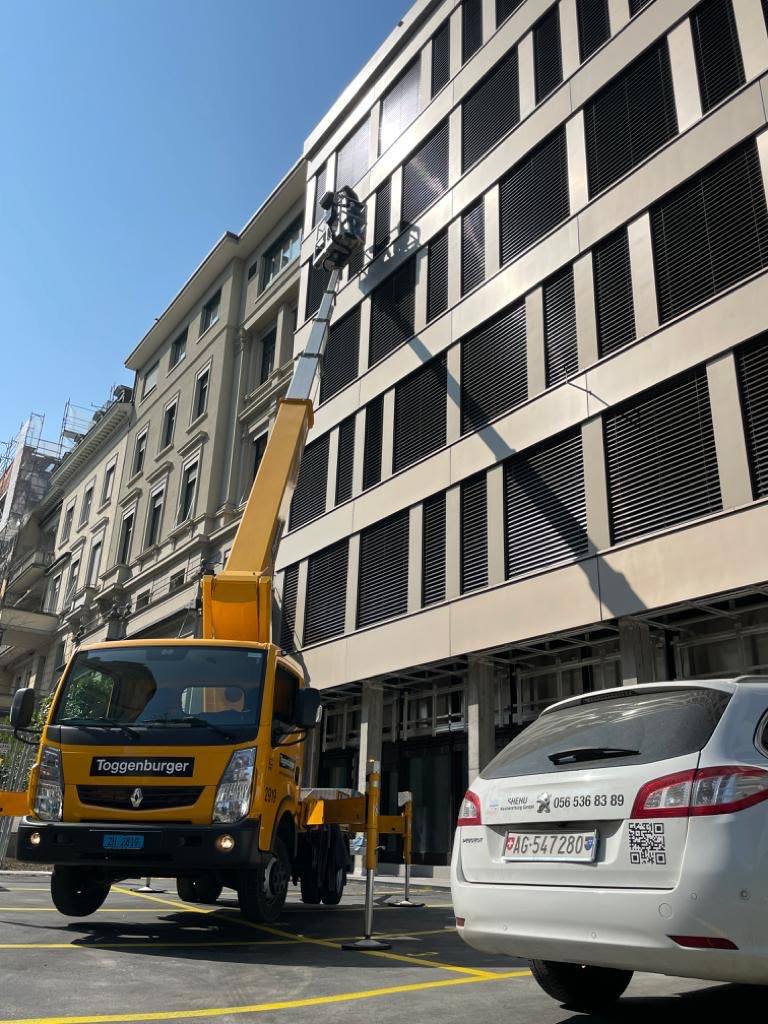 Fassaden- und Fensterreinigung mit Hubsteiger