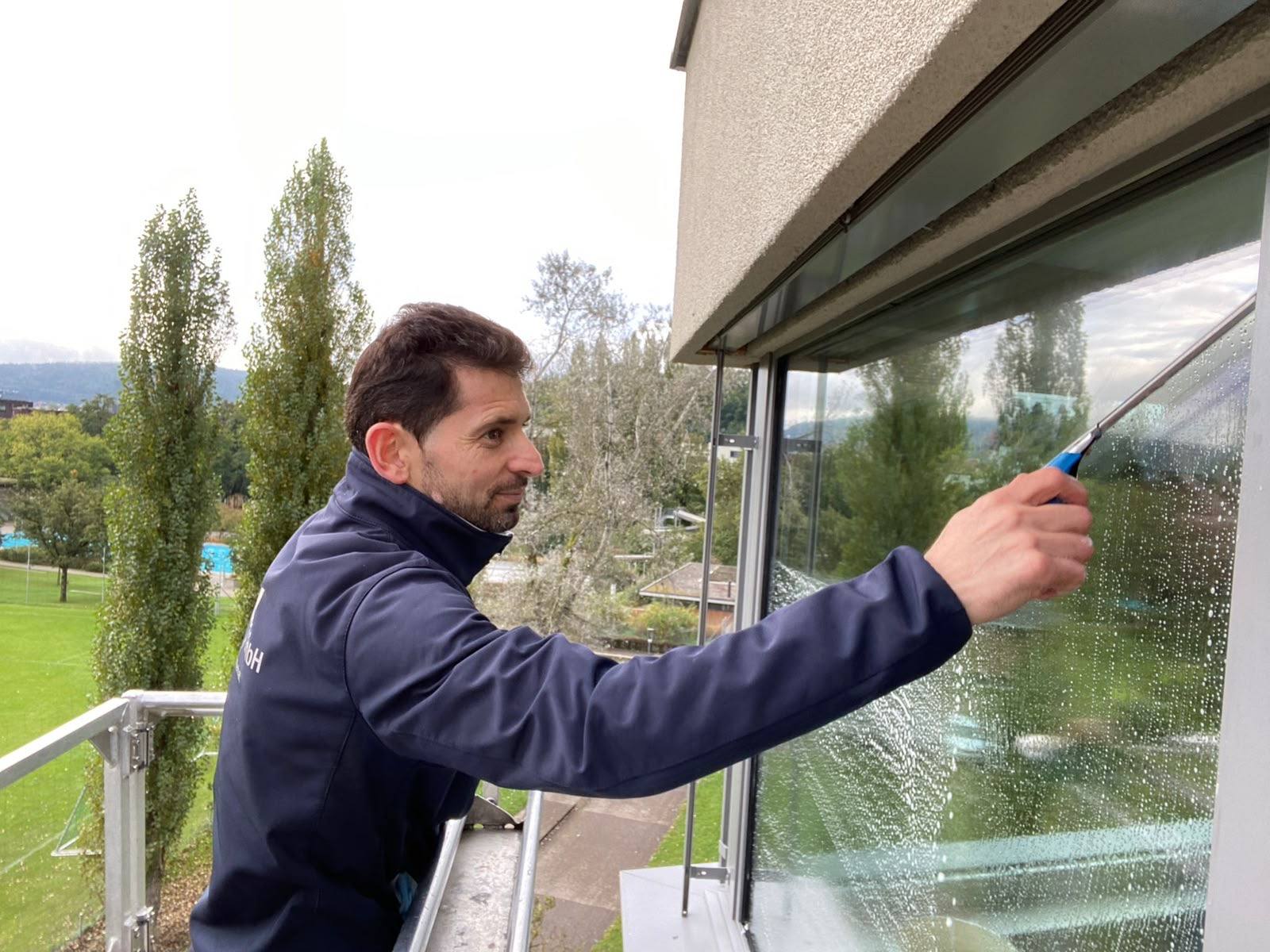 SHEHU Mitarbeiter bei der Fensterreinigung