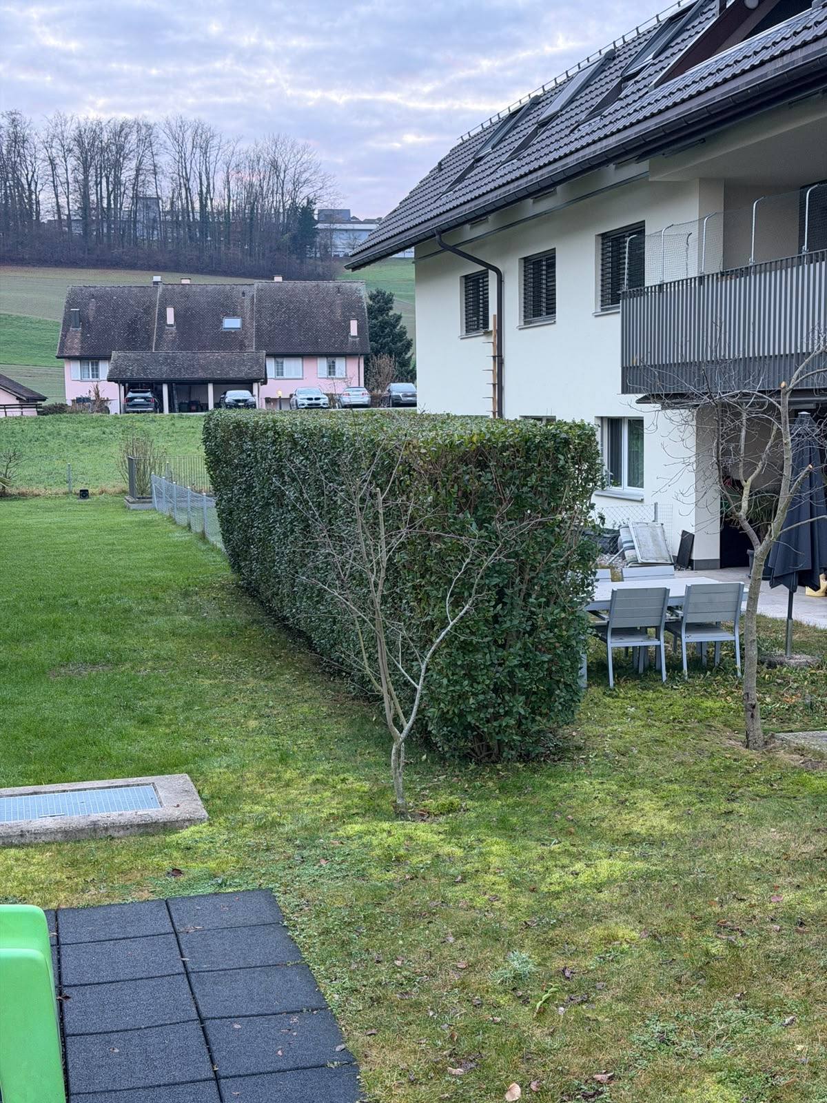 Heckenpflege rund um den Sitzplatz einer Liegenschaft