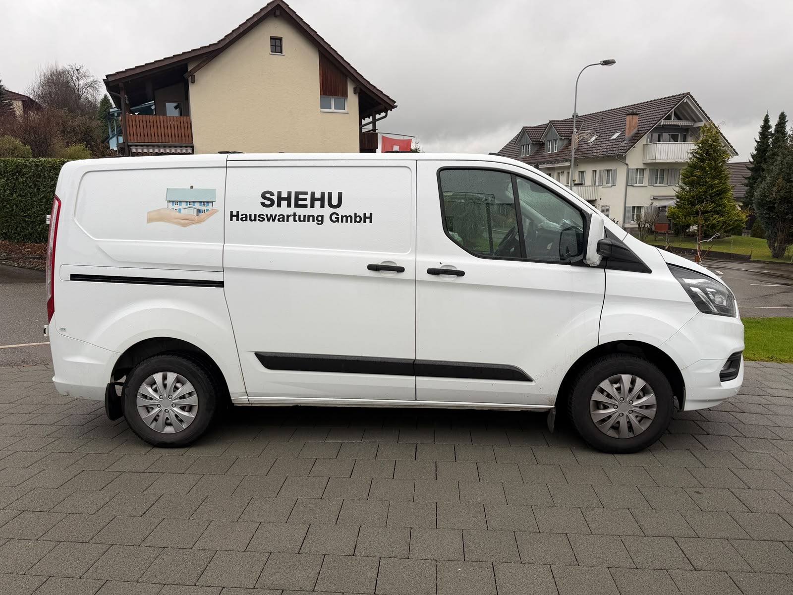 Firmenfahrzeug der SHEHU Hauswartung GmbH