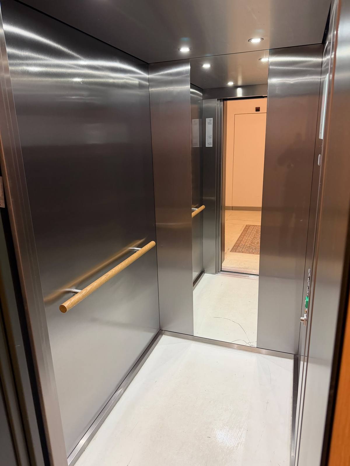 Gereinigte Liftkabine mit Edelstahlverkleidung