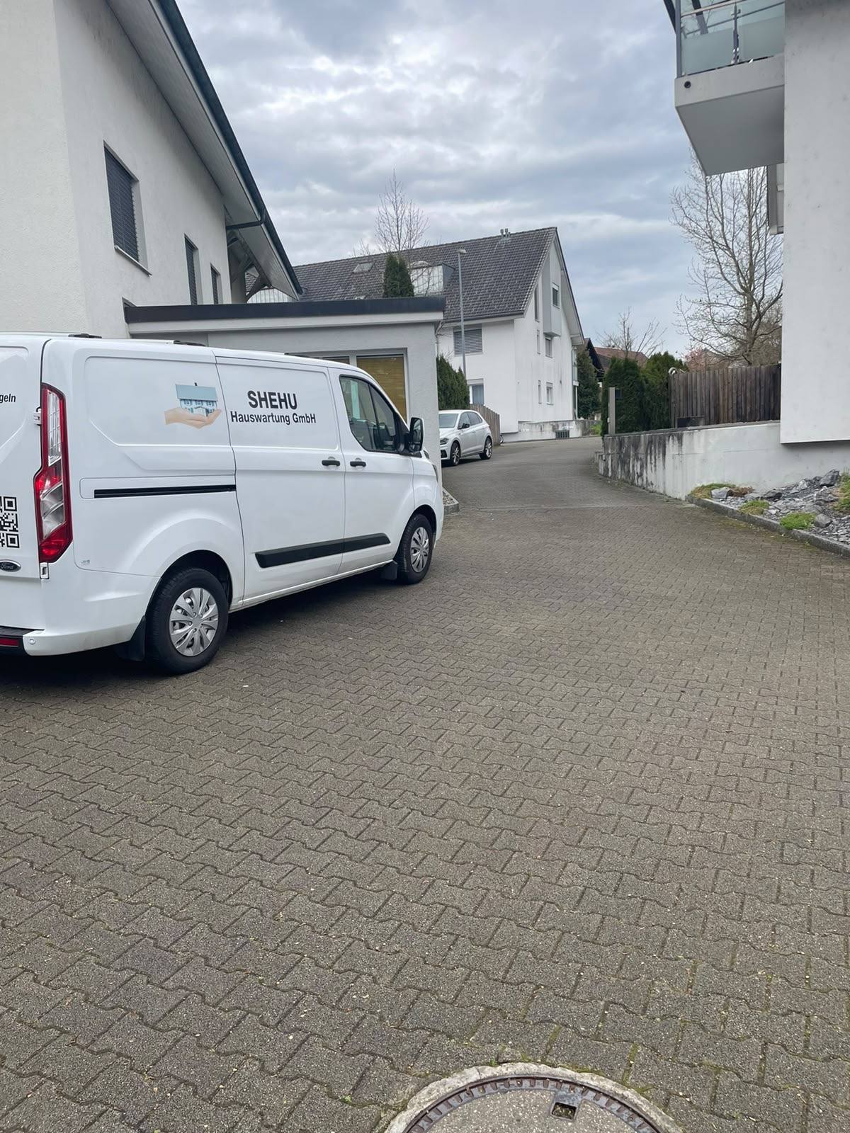 SHEHU Servicefahrzeug vor einer betreuten Liegenschaft