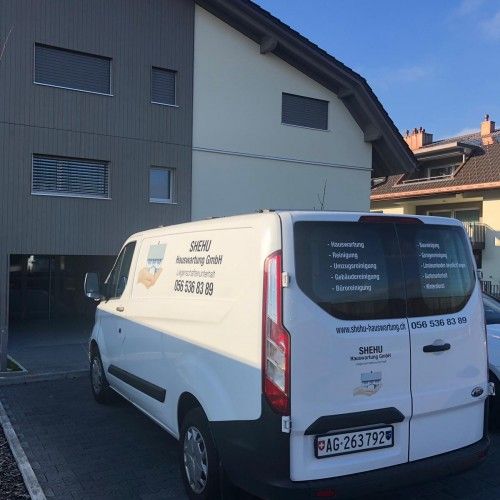 SHEHU Firmenwagen bei einem Wohnobjekt im Einsatz