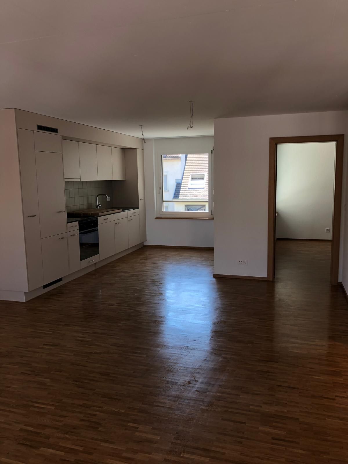 Leere Wohnung nach der Reinigung mit dunklem Parkett