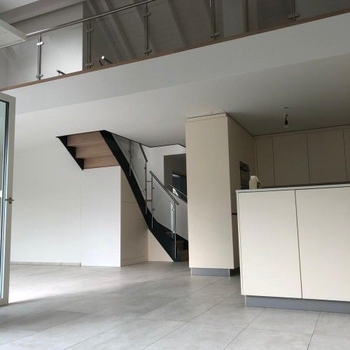 Sauberer moderner Innenraum mit Treppe und Küche