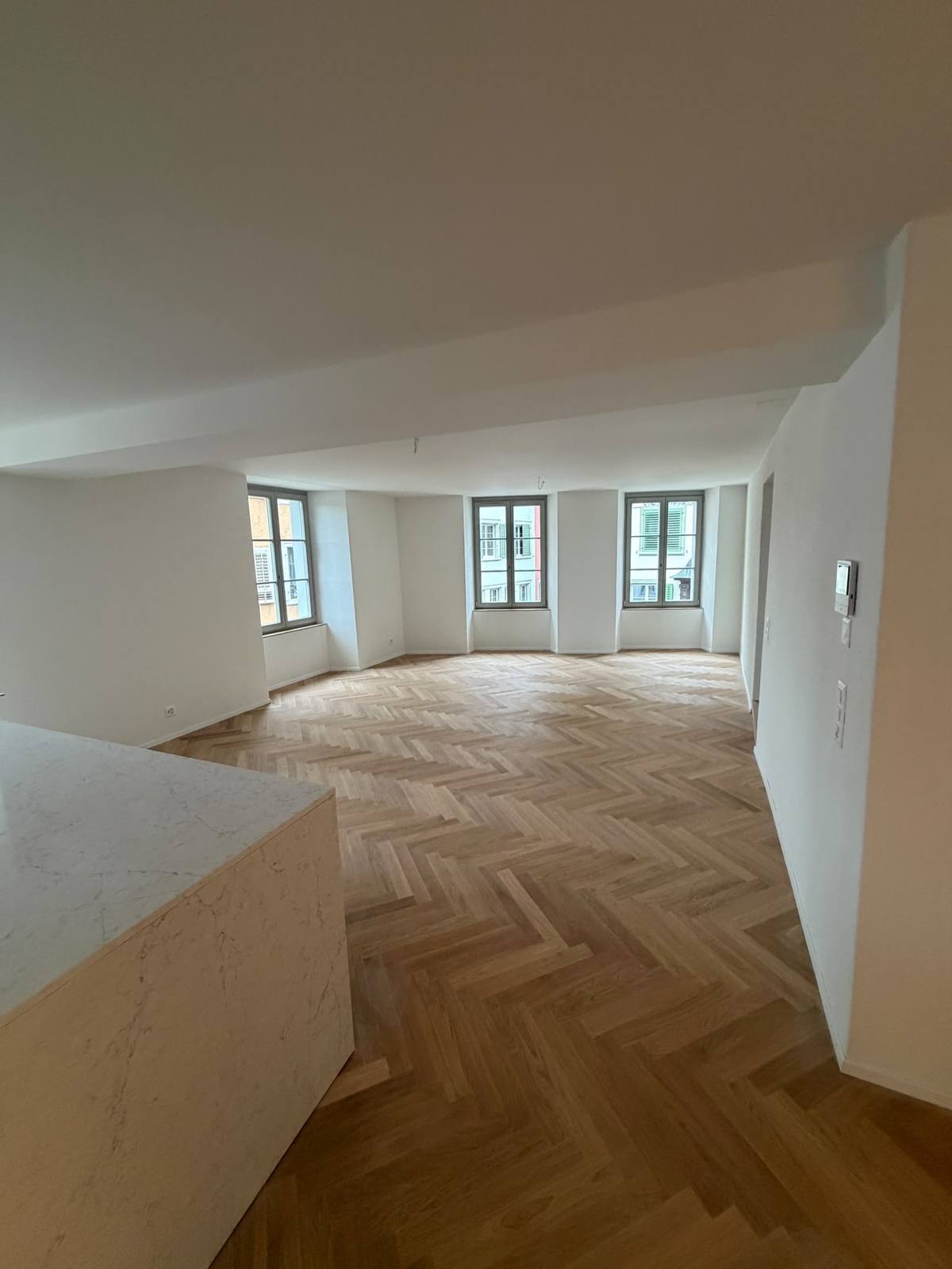 Altbauwohnung mit frisch gereinigtem Fischgrätparkett