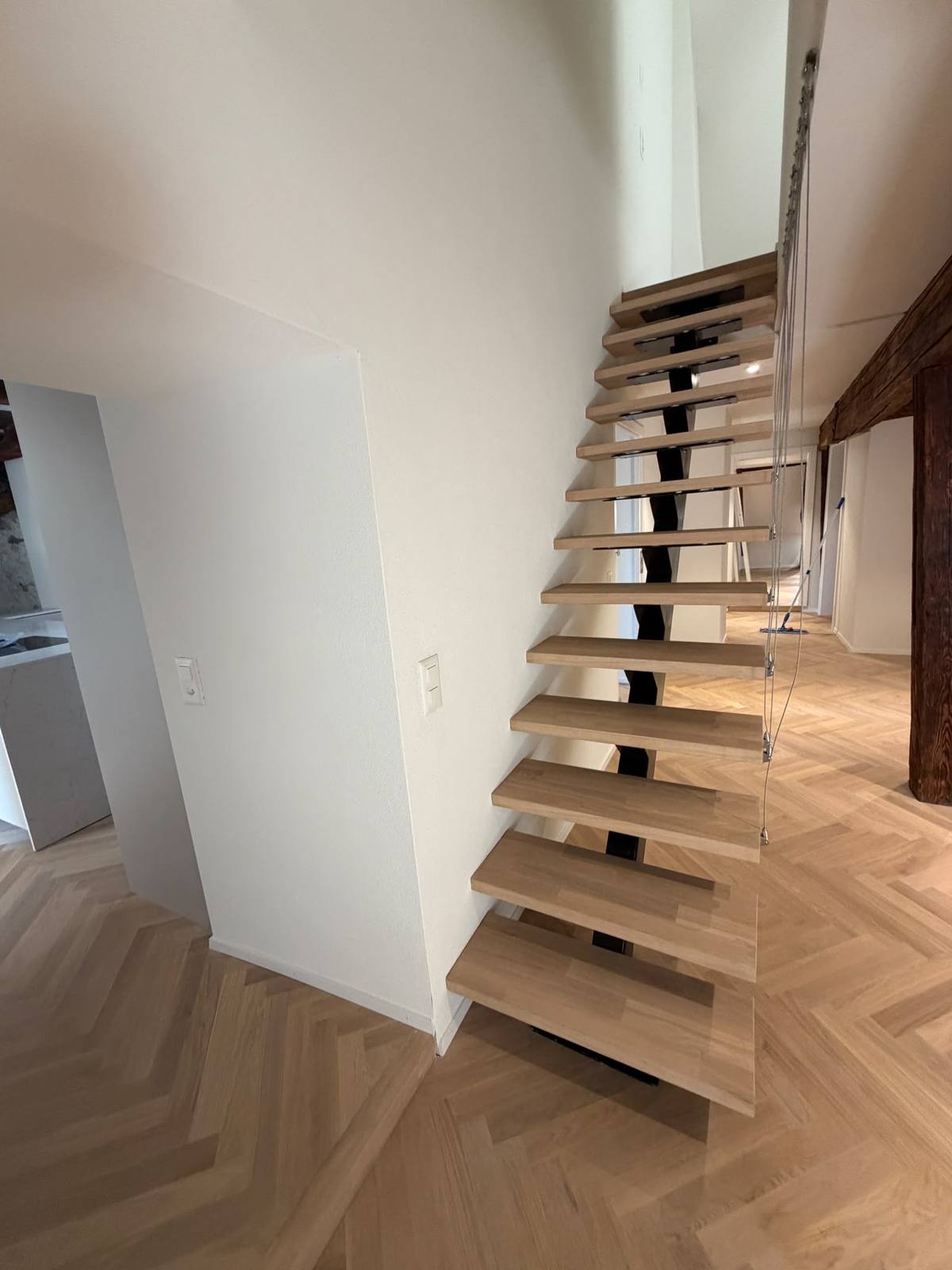 Freitragende Holztreppe nach der Umzugsreinigung