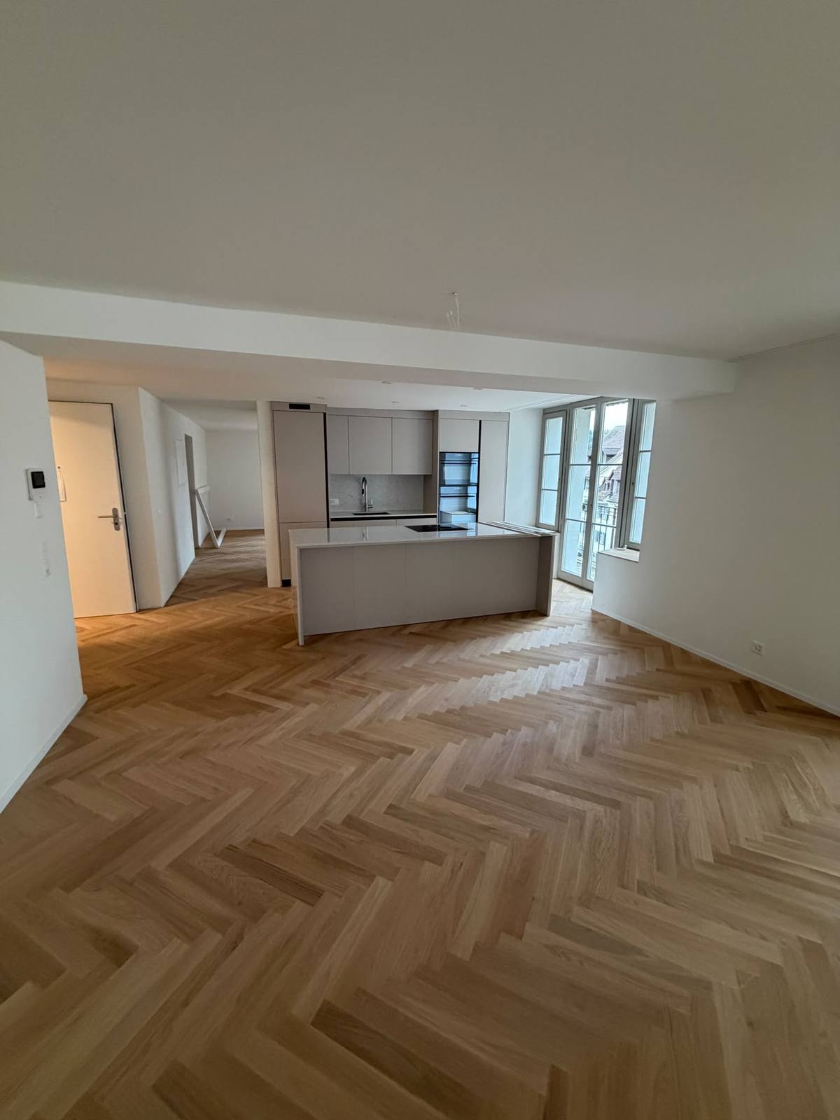Leere Wohnung mit Fischgrätparkett, bereit zur Übergabe