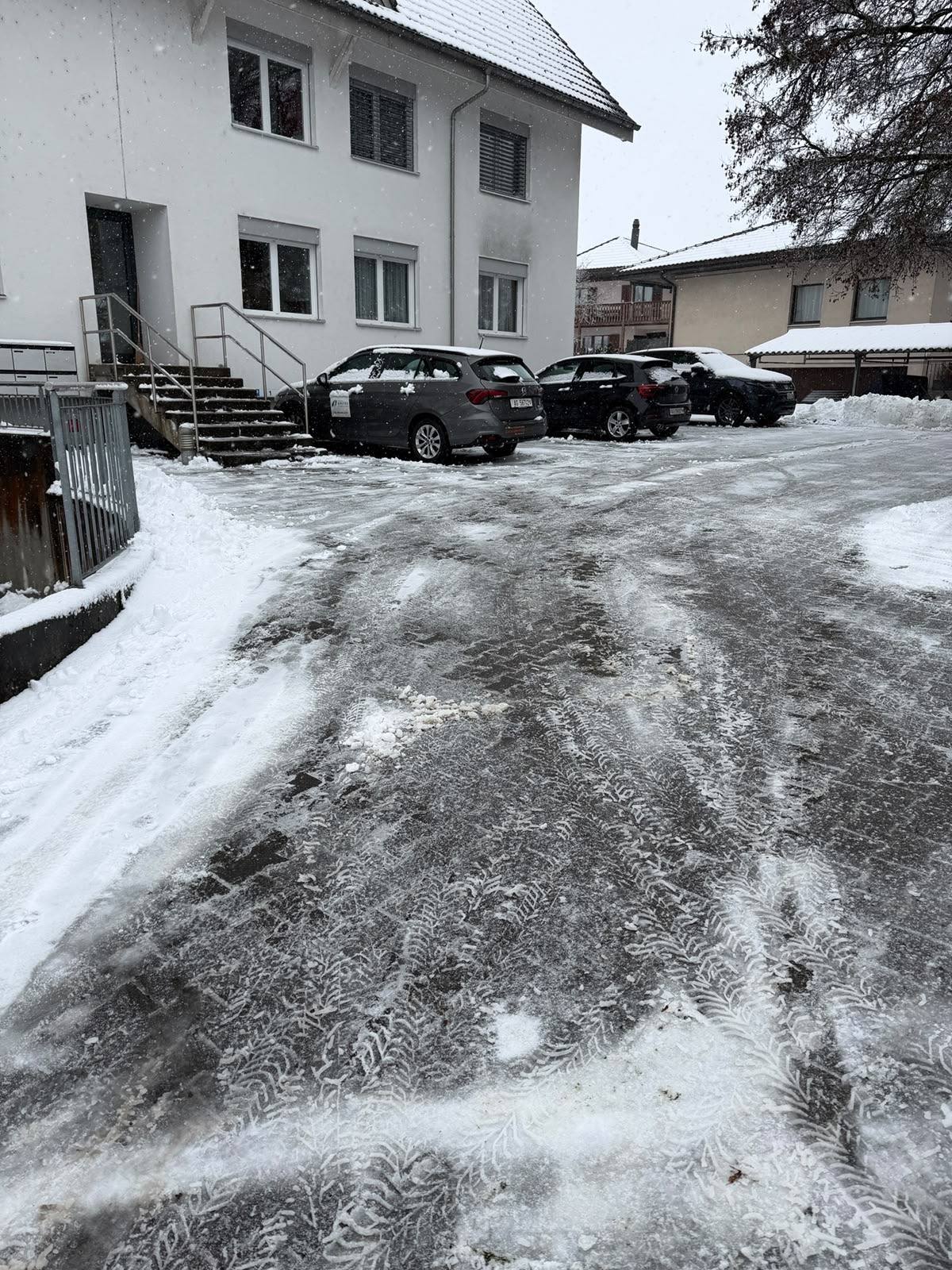 Geräumter Parkplatz nach starkem Schneefall