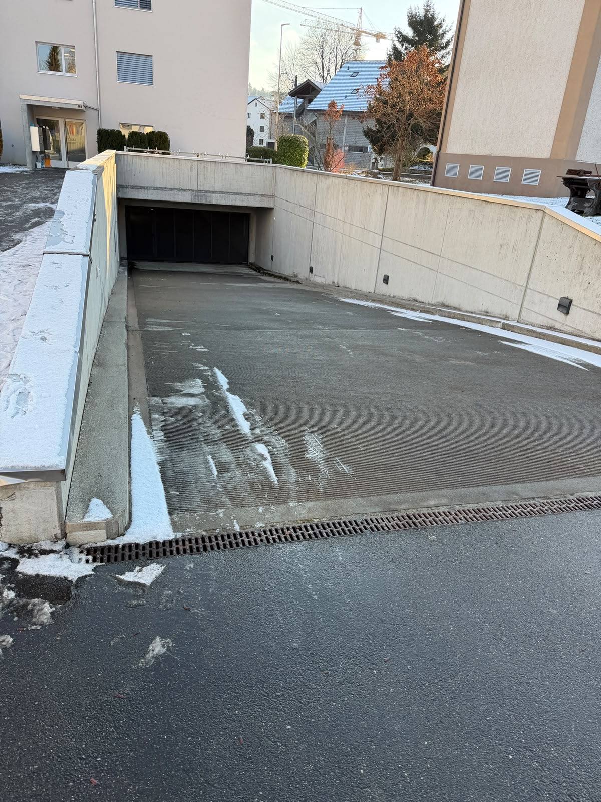 Geräumte Einfahrt zur Tiefgarage