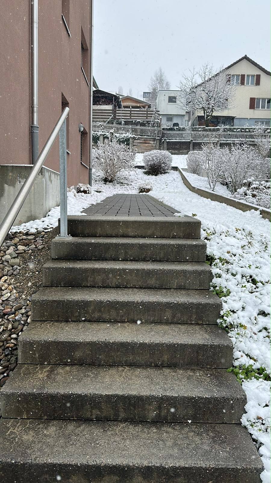 Schneefrei geräumte Aussentreppe