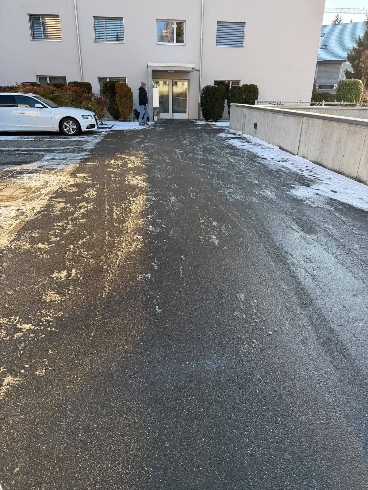 Gesplitteter Vorplatz vor dem Hauseingang
