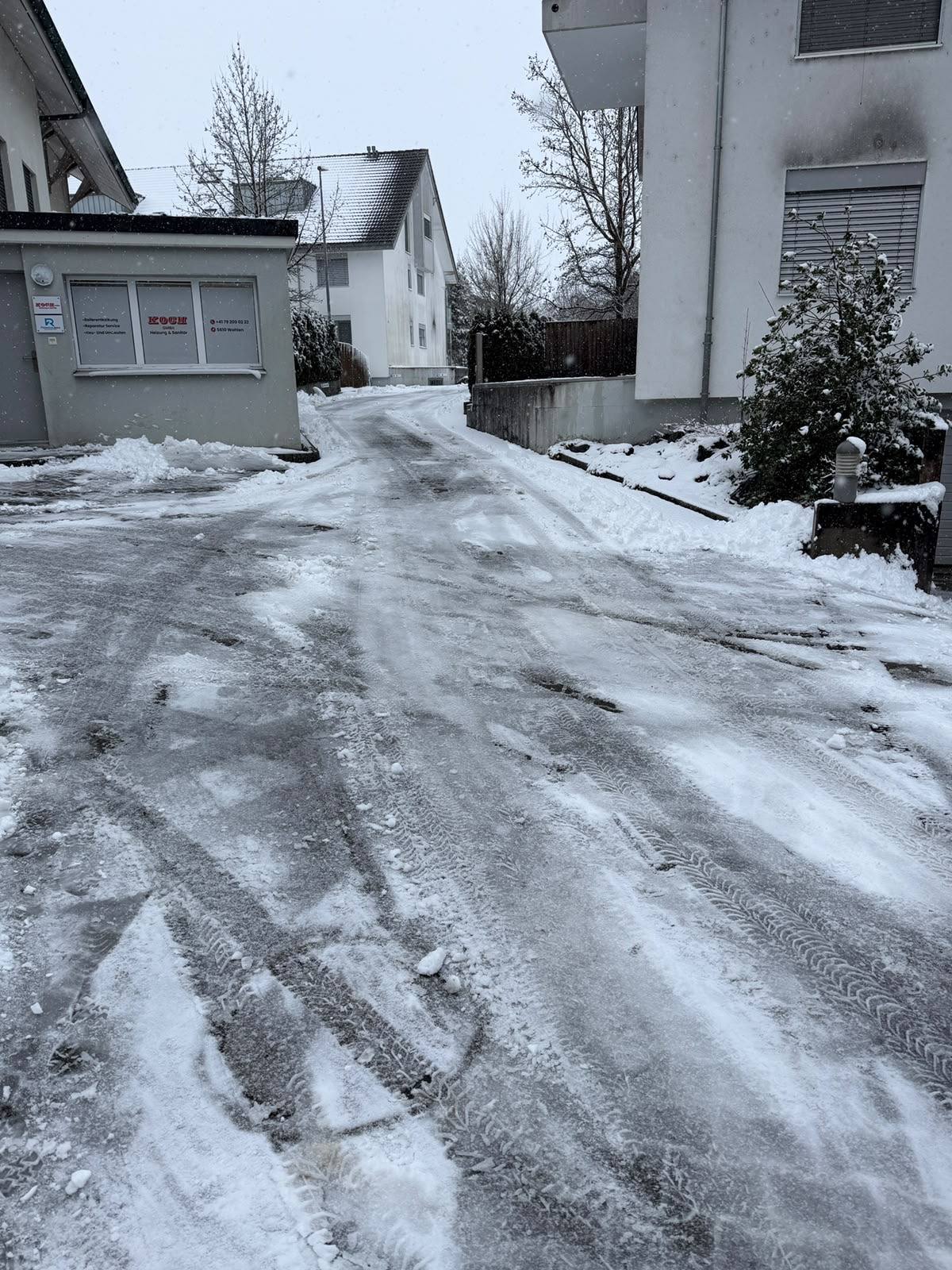 Geräumte und gesplittete Zufahrt bei Eis und Schnee